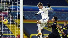 Patrick Bamford, útoník Leedsu, stílí gól v duelu anglické ligy s Newcastlem.