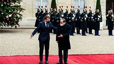 Francouzský prezident Emmanuel Macron v Paíi pivítal egyptského prezidenta...