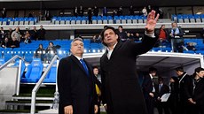 Maarský europoslanec Tamás Deutsch (vpravo) po boku premiéra Viktora Orbána...