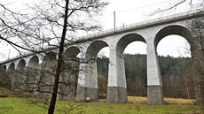 Z viaduktu u Řikonína na Brněnsku se v roce 1970 po srážce s nákladním vlakem...