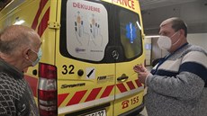 Pan Petr (vlevo) přišel poděkovat jihomoravským záchranářům, díky jejichž...