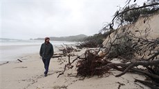 Erozivní sesuv půdy na oblíbené pláži Byron Bay v Novém Jižním Walesu. (14....
