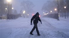 V některých státech USA se očekává vydatné sněžení. Na snímku muž procházející...