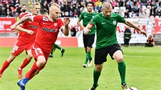 Kapitán brnnských fotbalist Luká Magera spílá rozhodímu Ondeji Berkovi. Byl to astý obrázek v úvodu baráe, Berka domácí drádil.