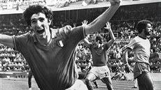 Paolo Rossi v dresu italské reprezentace slaví gól v utkání proti Brazílii na...