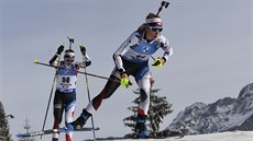 Markéta Davidová a za ní Jessica Jislová ve sprintu v Hochfilzenu.