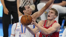 Lauri Markkanen z Chicago Bulls úaduje pod koem Oklahoma City Thunder.