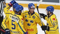 Oscar Lindberg (uprostřed) se raduje z gólu se svými švédskými spoluhráči v...