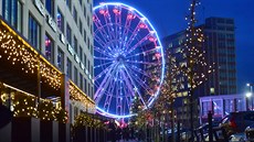 U Obchodního domu ve Zlíně je umístěno vyhlídkové vánoční kolo vysoké přes 24...
