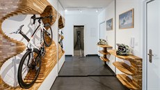 Zrcadlová sk�í� opticky zv�t�uje prostor.