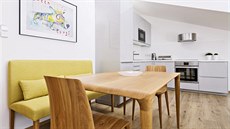 Jednoduchý design kuchyn z IKEA nenápadn dopluje celý barevný koncept bytu.