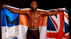 MMA zápasník Alex Lohoré nastupuje do klece se třemi vlajkami, s vlajkou...