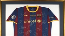 Nejvyšší vyvolávací cenu v aukci bude mít dres FC Barcelona  s podpisy hráčů...