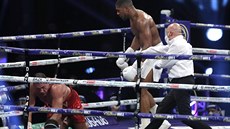 Rozhodující okam�ik p�i�el v 9. kole, kdy Anthony Joshua svého soupe�e Kubrata...