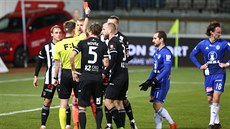 Fotbalisté eských Budjovic protestují proti odpískané penalt a ervené kart...