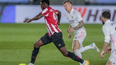 Inaki Williams (vlevo) z Bilbaa uniká Tonimu Kroosovi z Realu Madrid.