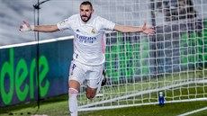 Karim Benzema z Realu Madrid se raduje z jednoho ze svých dvou gól� v zápase s...