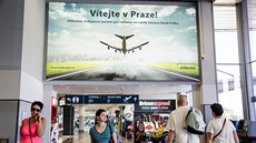 Píletová hala terminál 1 letit Václava Havla. Reklamní plocha JCDecaux.