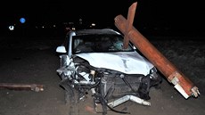 Rychle jedoucí �idi� nezvládl pr�jezd zatá�kou, vyjel ze silnice a poté mimo...