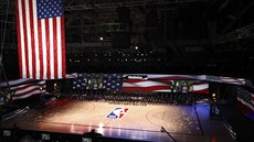 Americká vlajka a hymna patí k zápasm NBA, pokleknutí hrá bylo novinkou....
