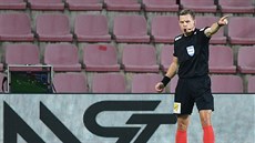 Rozhodčí Pavel Rejžek nařizuje penaltu v zápase Sparta - Zlín