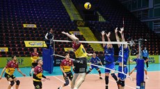 Libere�tí volejbalisté berou útokem Minsk.