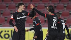 Patrik Schick (vlevo) se raduje ze svého gólu se spoluhrá�i z Leverkusenu.