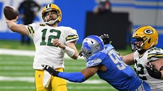 Aaron Rodgers (12) z Green Bay Packers p�ihrává v zápase s Detroit Lions.