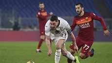 Andrea Belotti (vlevo) z FC Turín se pokouí uniknout Henrichu Mchitarjanovi z...