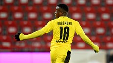 Youssoufa Moukoko z Dortmundu oslavuje trefu proti Unionu Berlín.
