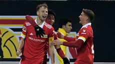Marvin Friedrich (vlevo) a jeho spoluhrái z Unionu Berlín se radují z gólu...