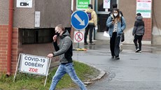 Lidé ekají ped odbrovým místem v plzeské fakultní nemocnici na antigenní...