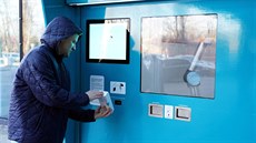 Lotyši instalovali první covidový automat. Stačí plivnout do nádobky