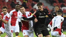 Patrik Schick v barvách Leverkusenu se prodírá slávistickou defenzivou.