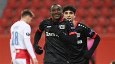 Moussa Diaby z Leverkusenu slaví gól proti Slavii.