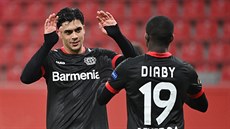 Moussa Diaby oslavuje svj gól do sít Slavie.