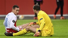 Jan Boil s Ondejem Koláem (vpravo) rozebírají tetí inkasovaný gól Slavie...