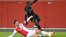 Moussa Diaby z Leverkusenu obchází slávistu Lukáe Masopusta.