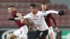 Jeden z mnoha tvrdých souboj� Lorenza Colomba (AC Milán) a spar�anského obránce...