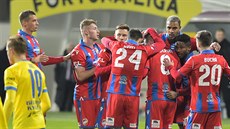 Fotbalisté Plzn se radují z prvního gólu zápasu s Teplicemi.