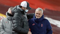 Liverpoolský trenér Jürgen Klopp debatuje s kolegou José Mourinhem (Tottenham)...