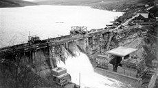 Rozestavěnou hráz Brněnské přehrady na podzim 1939 otestovala povodeň.