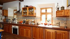 Kuchyň je prostorná a prakticky celá ze dřeva.