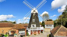 Dvě stě let starý větrný mlýn v britském Kentu se proměnil ve velmi příjemný...