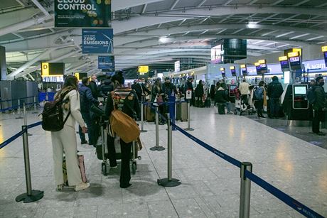 Na londýnském letiti Heathrow byla v sobotu po oznámení nových restrikcí na...