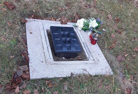 Místo náhrobního kamene s deskou nala ena je holý hrob s urnami.