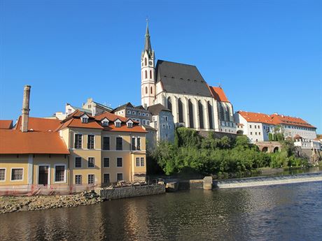 Pohled na krumlovsk kostel svatho Vta pes Vltavu