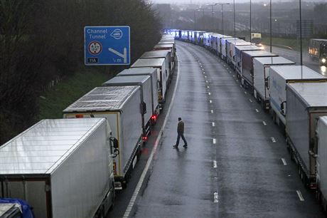 Kamiony stojící na dálnici M20 nedaleko msta Folkestone v jihovýchodní Anglii,...