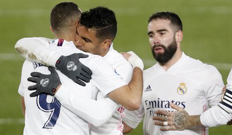 Casemiro a Karim Benzema z Realu Madrid se radují po vítzství nad Granadou.
