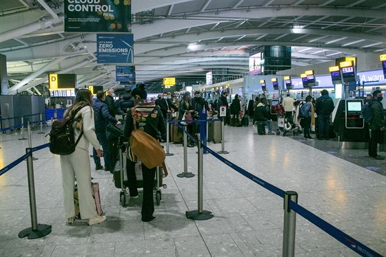 Na londýnském letiti Heathrow byla v sobotu po oznámení nových restrikcí na...